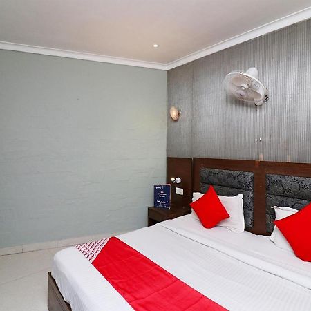 Oyo Hotel Metro Tower Near Ambience Mall Nowe Delhi Zewnętrze zdjęcie